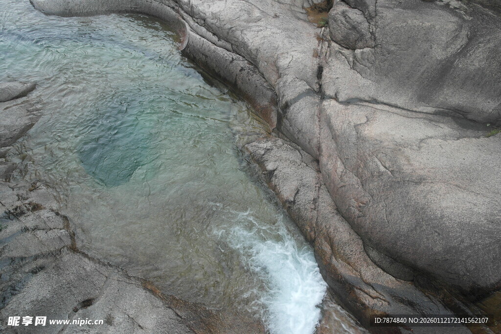 山间清澈溪流与岩石