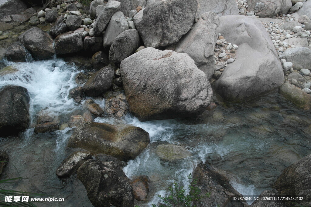 山间溪流穿石而过