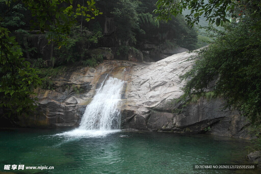 山间瀑布下的碧绿潭水