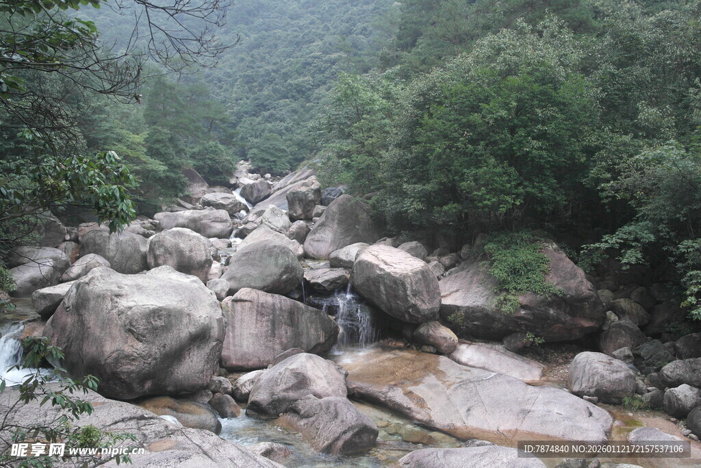 山间溪流与嶙峋怪石