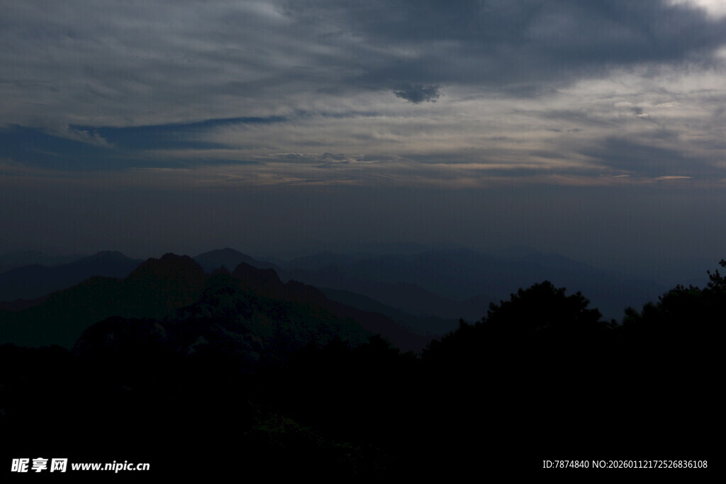 山间暮色天空景象
