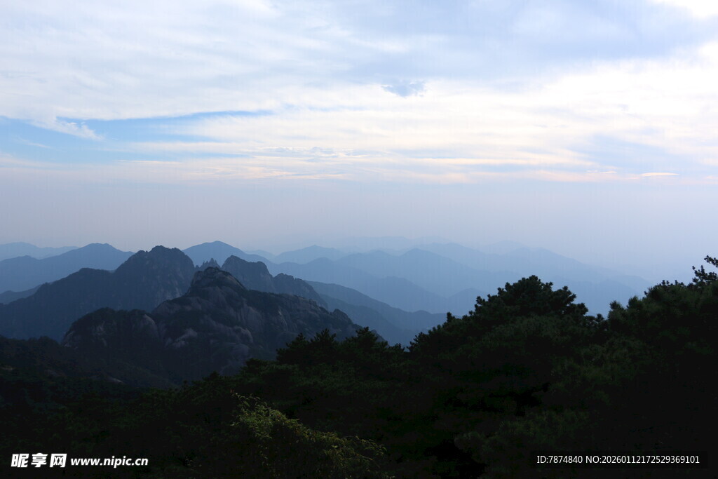 山峦云海间的壮美景色