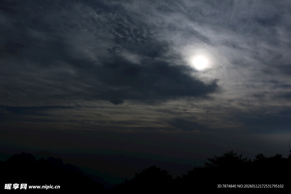 月夜山峦 云间银月朦胧