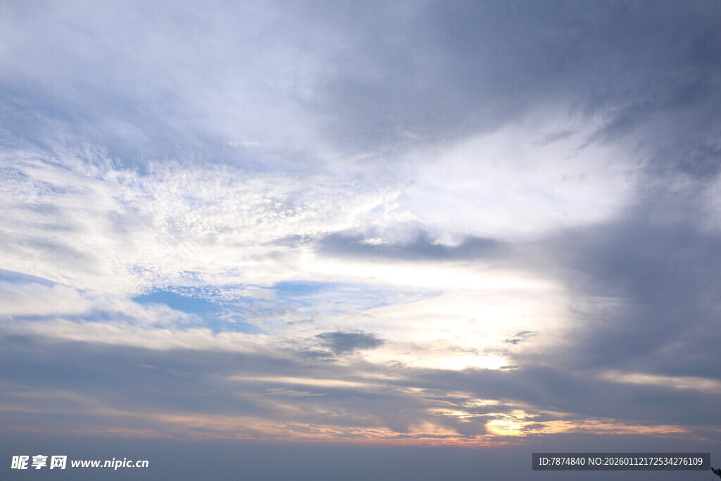 黄昏时分的绚丽天空
