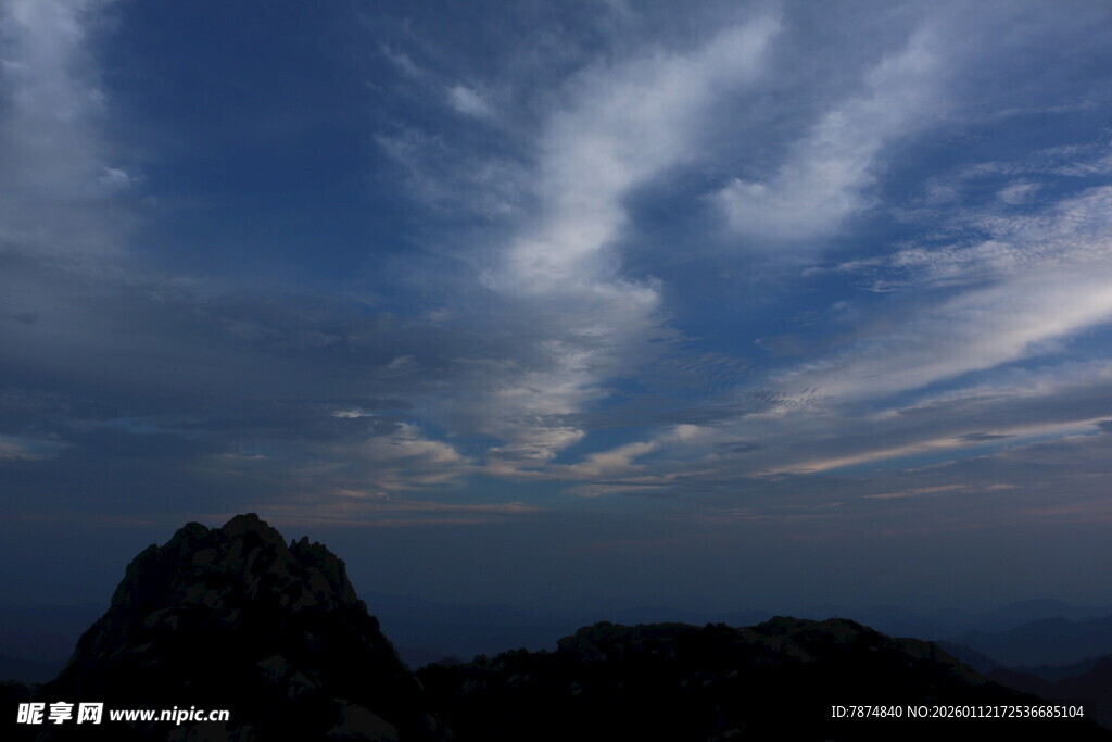 山间暮色中的缥缈云彩
