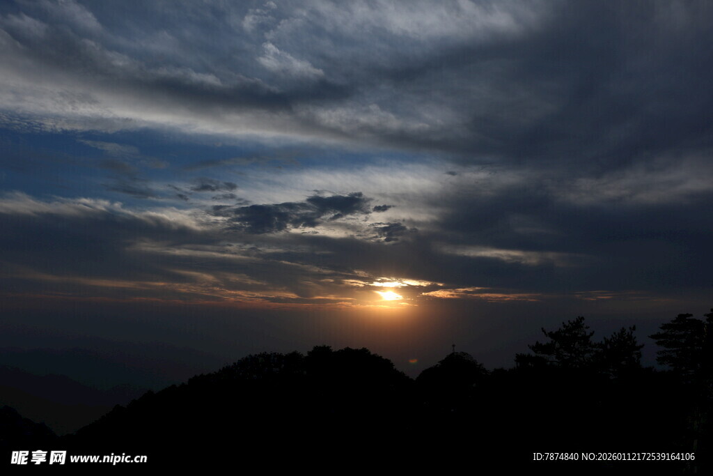 日落时分的天空与山林