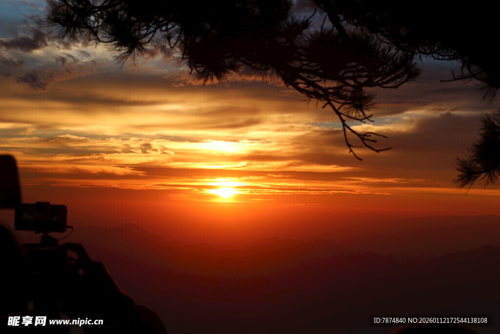 山顶壮美落日景观