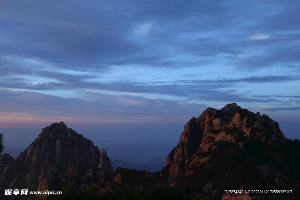 黄昏下的壮丽山峰景色