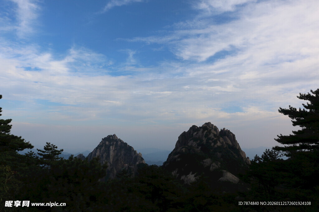 壮丽山景与蓝天白云