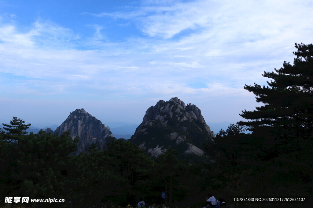 秀丽山峦与葱郁林木景观