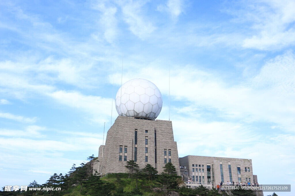 山顶白色球形建筑景观