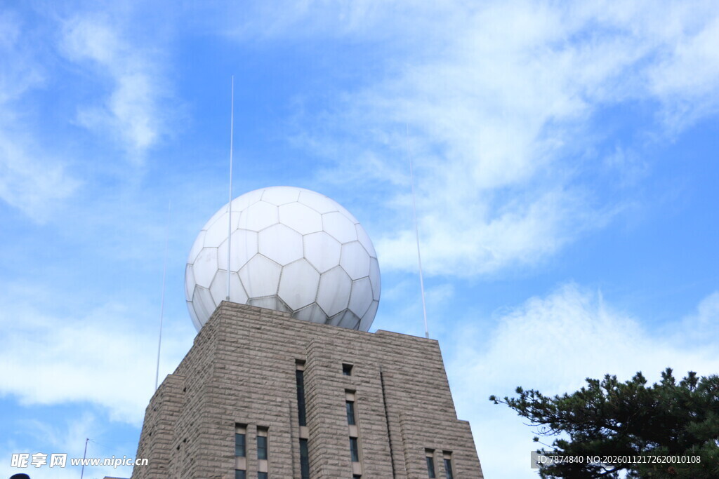 圆顶建筑屹立于蓝天白云下