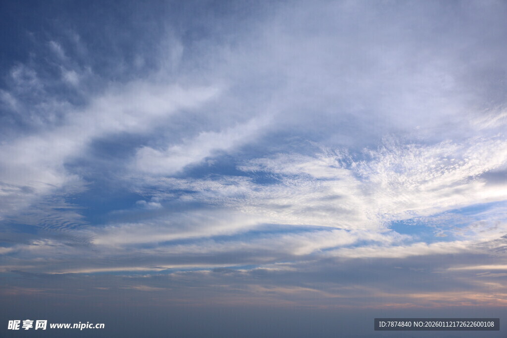 蓝天飘絮状白云美景