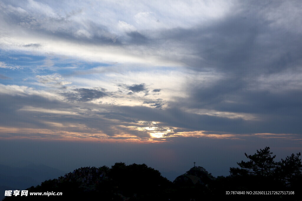 日落时分山间云霞美景