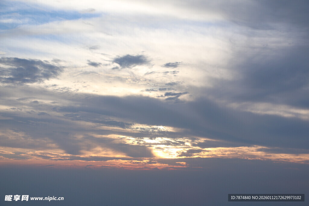 日落时分的壮丽天空景观