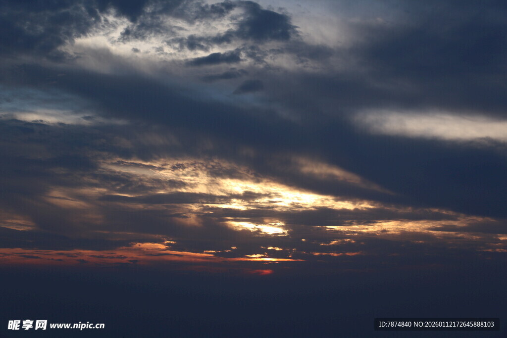 日落时分的壮丽天空景观