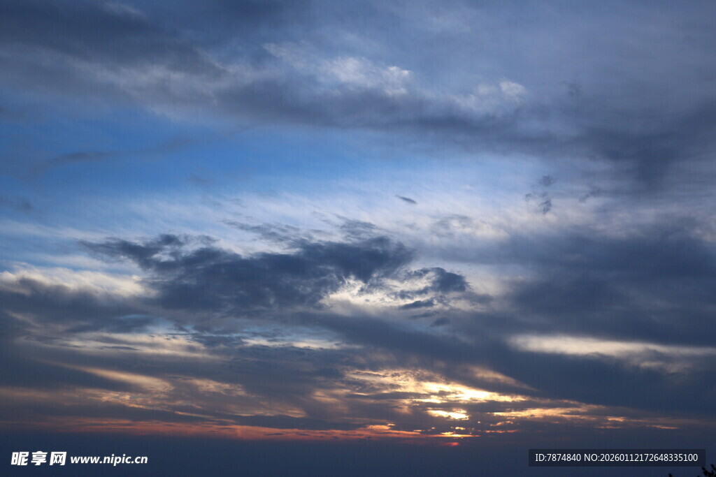黄昏时分的绚烂天空