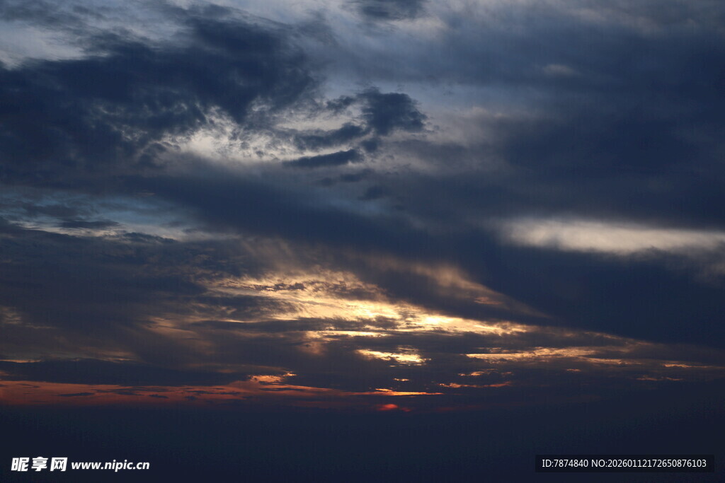 黄昏时分的壮丽天空景观