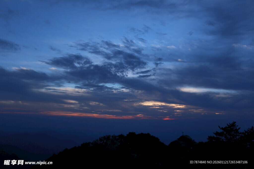 黄昏时分的山峦与天空