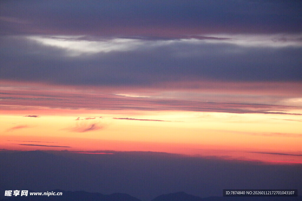 壮丽晚霞映照连绵山脉