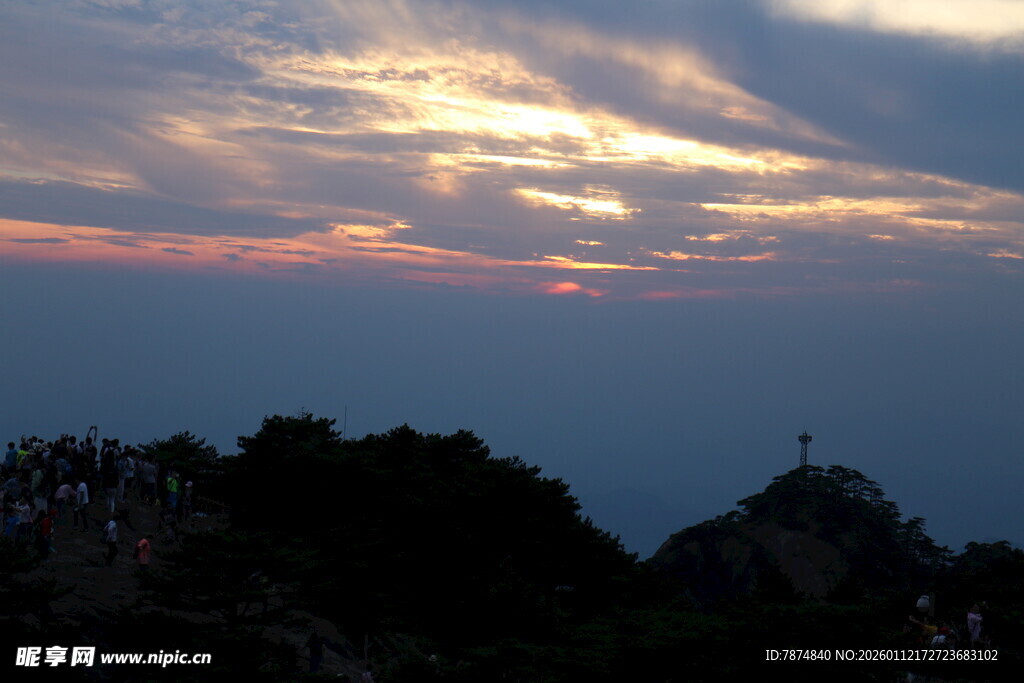 日落时分的山峦美景
