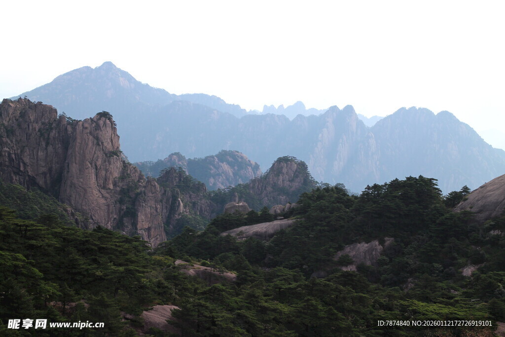 壮丽山景 绿意盎然的峰峦