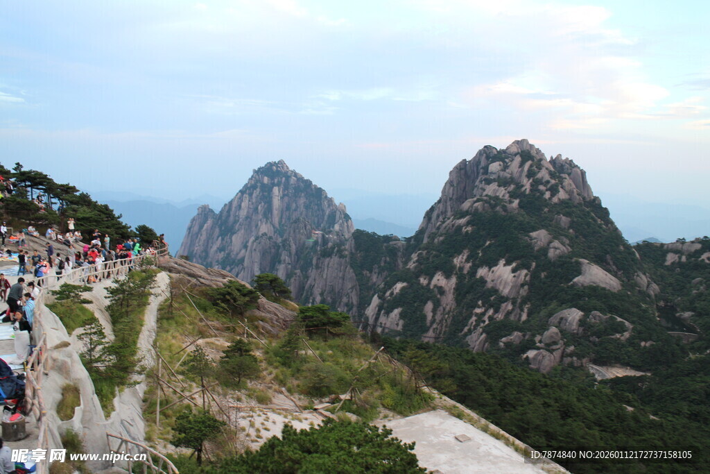 黄山美景 山峦与游人相映