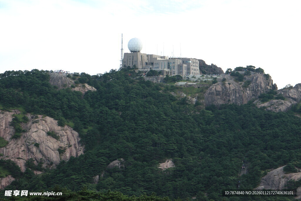 山顶建筑隐于葱郁山林
