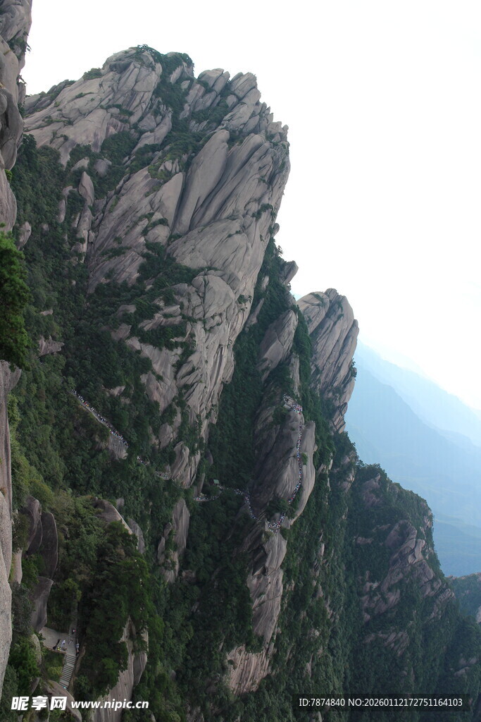 巍峨险峻的壮丽山峰