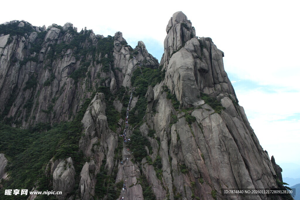 巍峨峻峭的壮丽山峰