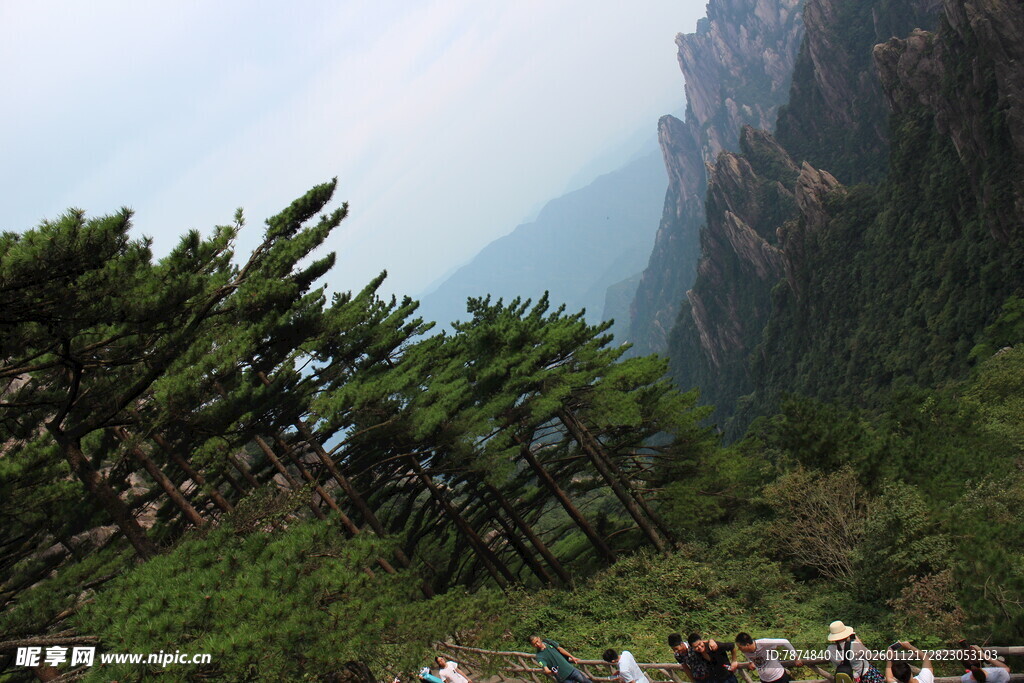 山间美景 游人漫步赏风光
