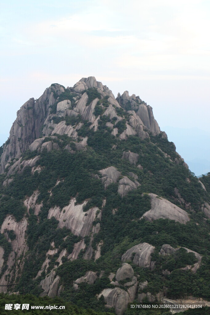 巍峨嶙峋的壮观山峰