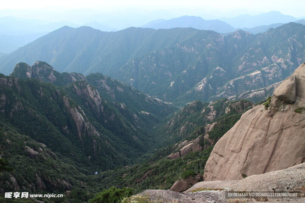 壮丽山景俯瞰图