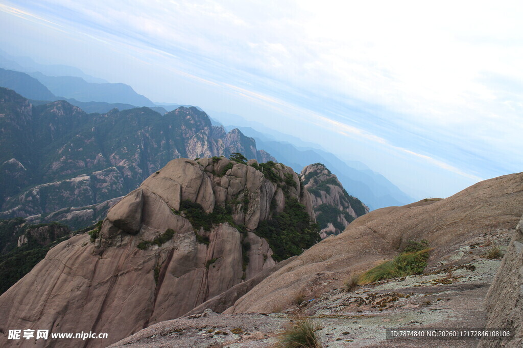 巍峨壮丽的山景风光