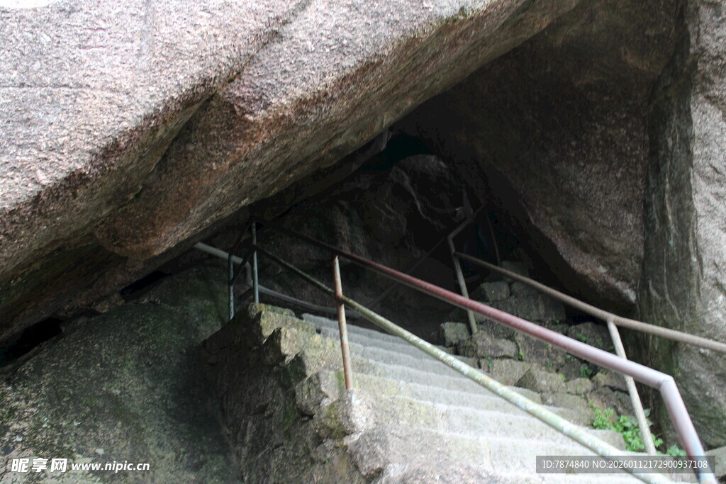 山间岩石下的阶梯通道