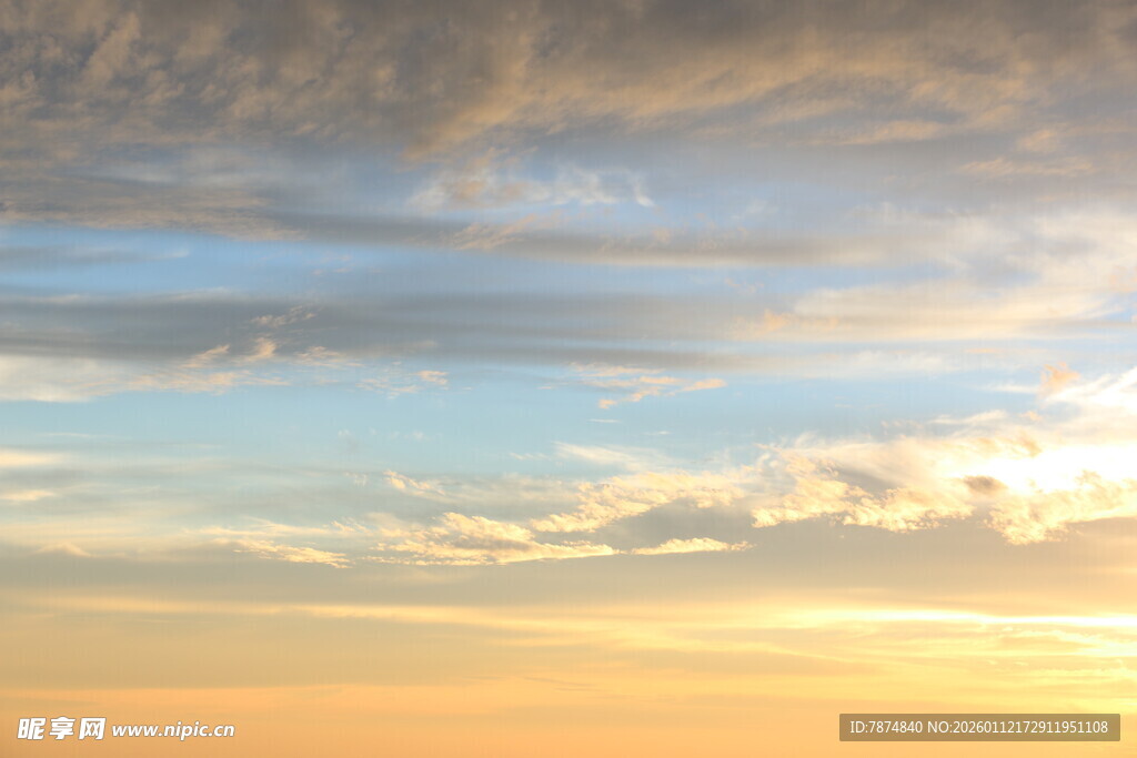 夕阳下的绚烂天空