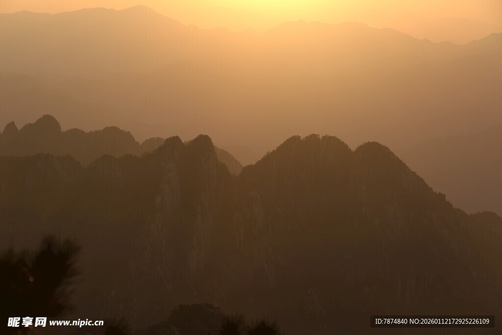 日出时分的壮丽山峦