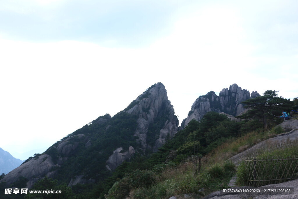 巍峨山峰绿意环绕