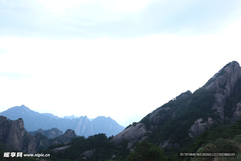 巍峨山峦 尽显自然之美