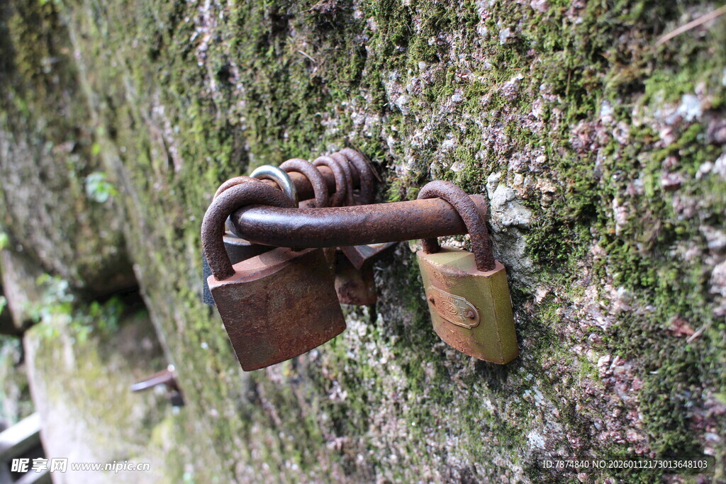 古老铁锁挂于斑驳石墙