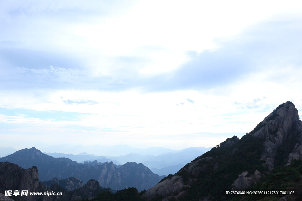 壮丽山景伴天际流云