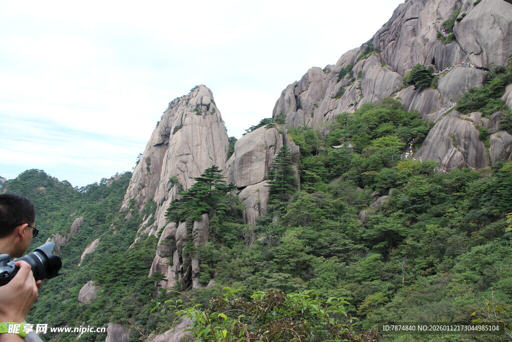 游客赏奇峰美景