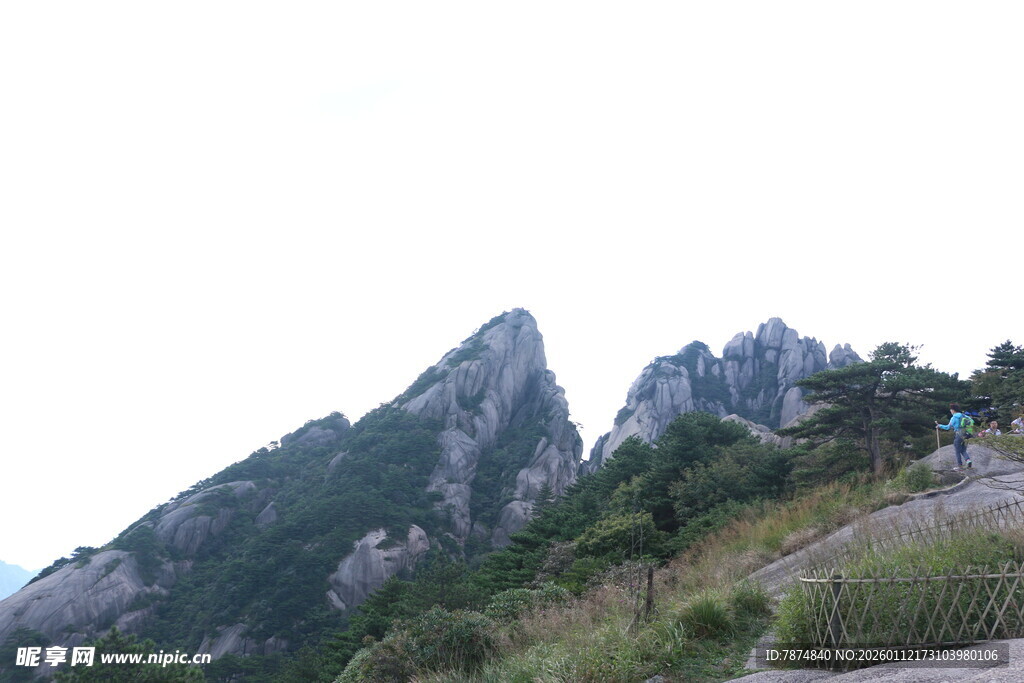 巍峨山峰绿意环绕