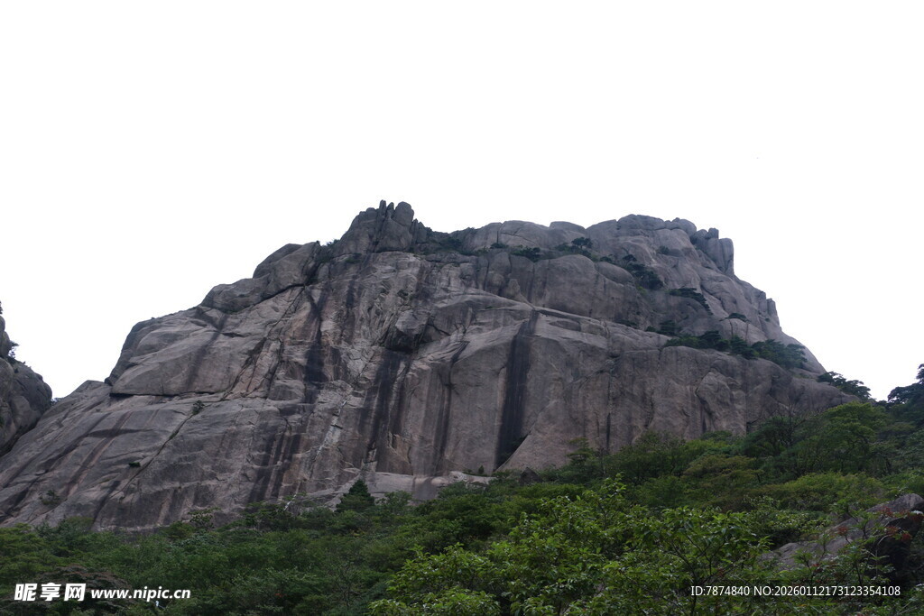 巍峨石山 绿意相伴