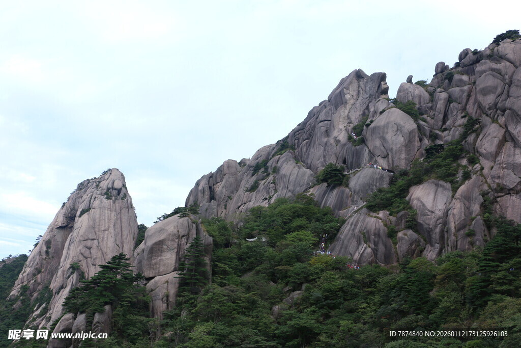 峻峭山峰与葱郁植被景观