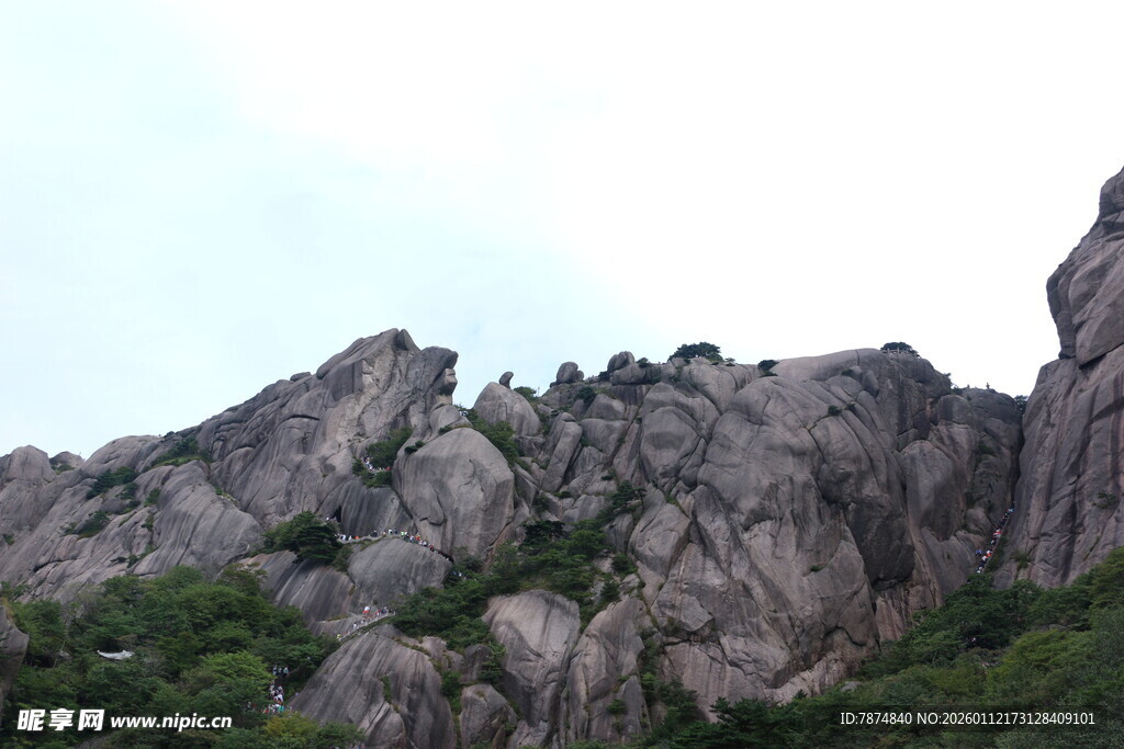 巍峨壮观的嶙峋山峰