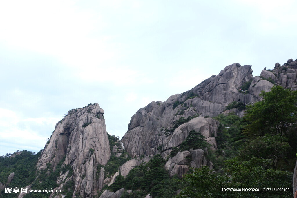 巍峨山峰与葱郁植被