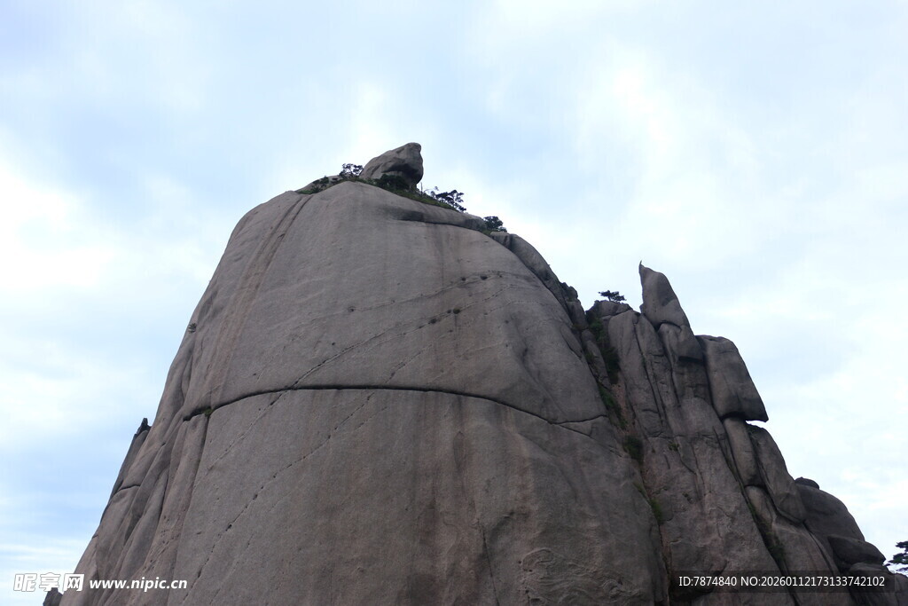 雄伟岩石顶端的神秘景象