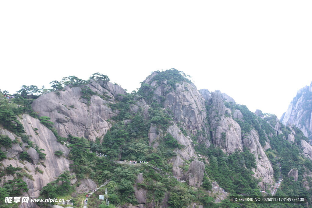 巍峨山峦绿意点缀