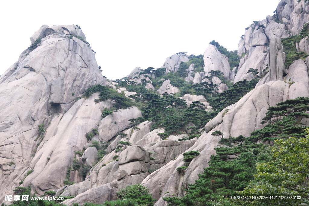 巍峨石山 绿意点缀